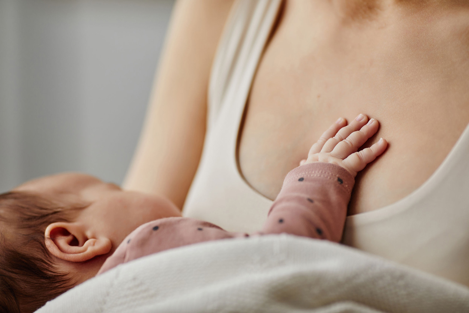 Breast milk: nutritional benefits and health issues | Handles