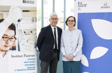 Benoit Vallet, directeur général de l’Anses et Yasmine Belkaid, directrice générale de l’Institut Pasteur